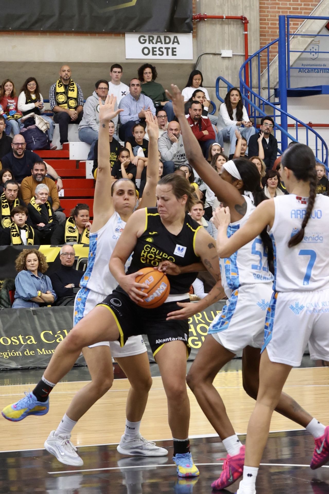 El partido entre el Hozono Jairis y el Perfumerías Avenida, en imágenes