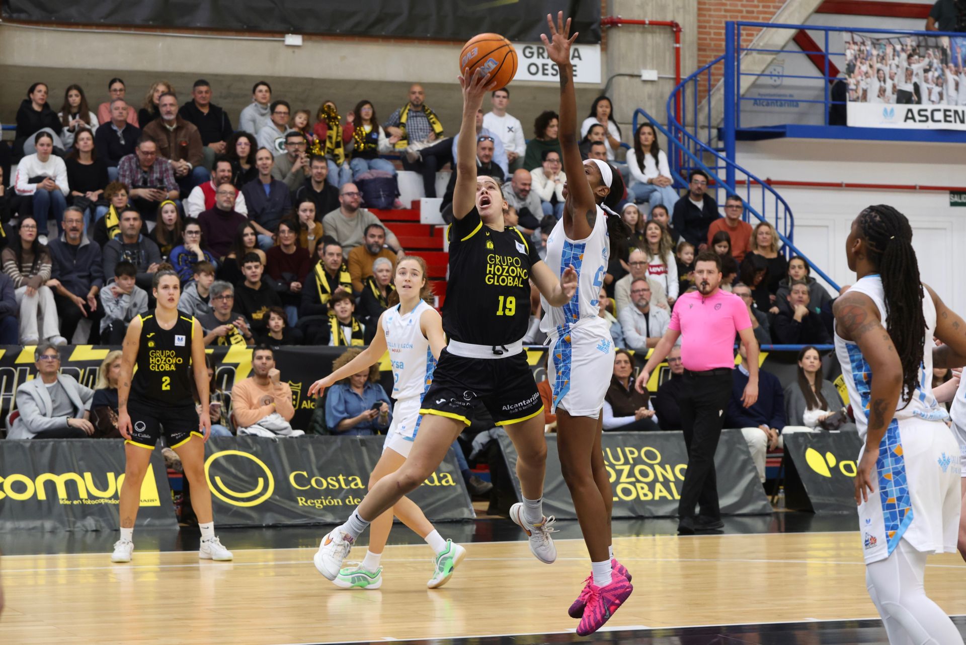 El partido entre el Hozono Jairis y el Perfumerías Avenida, en imágenes