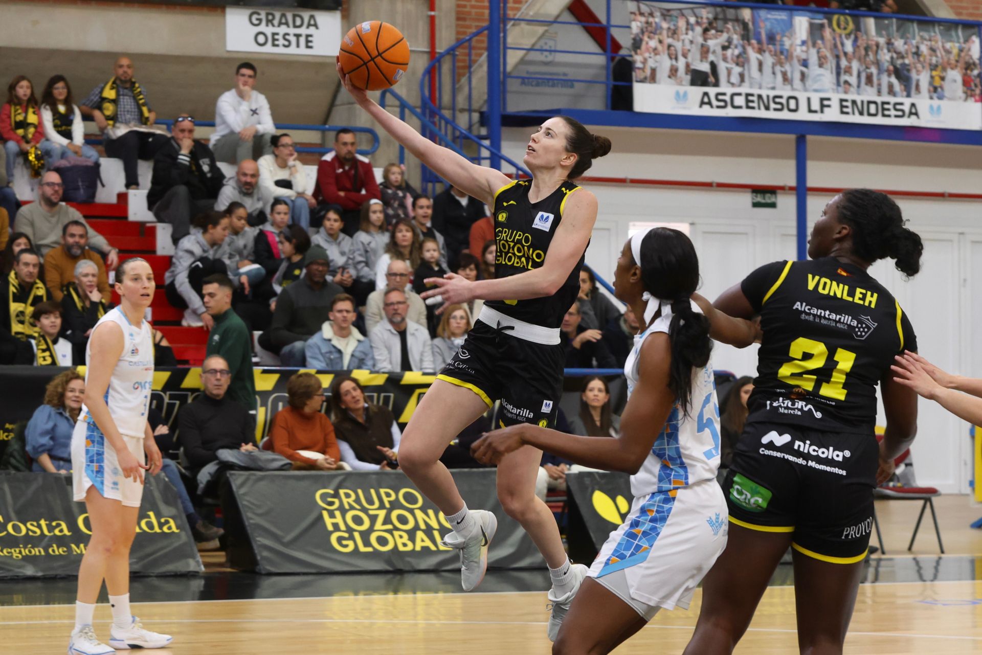 El partido entre el Hozono Jairis y el Perfumerías Avenida, en imágenes