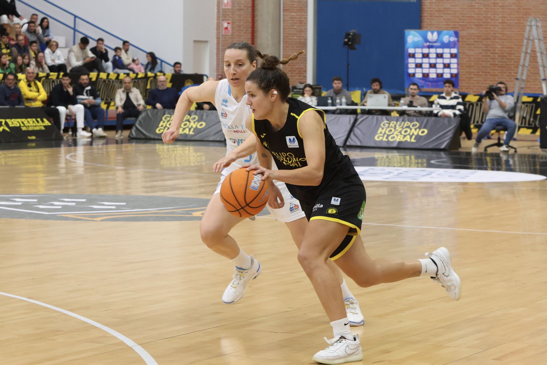 El partido entre el Hozono Jairis y el Perfumerías Avenida, en imágenes