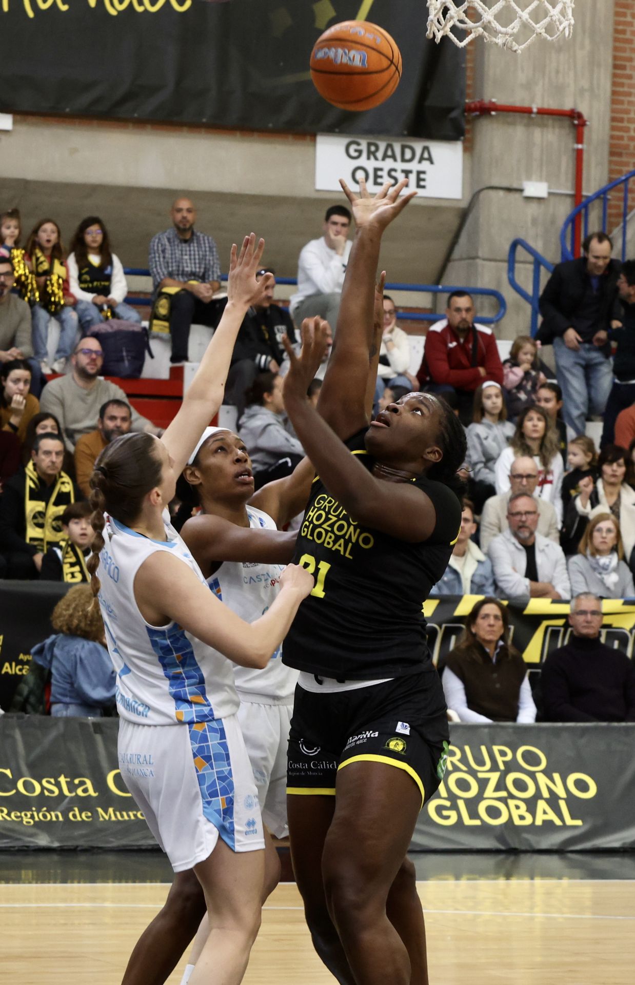 El partido entre el Hozono Jairis y el Perfumerías Avenida, en imágenes