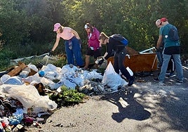 Voluntarios retiran basura en Los Dolores.