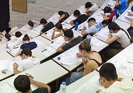 Un grupo de alumnos realiza las pruebas de acceso a la universidad, en el campus de Espinardo.