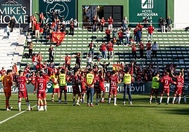 Los jugadores del Real Murcia celebran con la afición grana la última victoria del equipo en Antequera, la semana pasada.