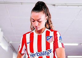 La defensa murciana Silvia Lloris, en una sesión de fotos organizada por su club.