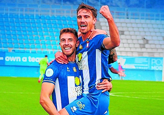 Morros abraza a Gabri López tras el primer gol del Lorca, ayer, ante el Atlético Malagueño.