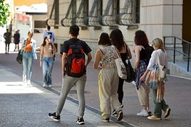 Alumnos de la UMU en el Campus de la Merced, en una imagen de archivo.