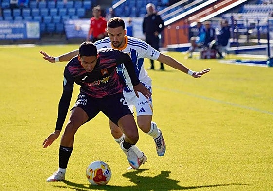 Alberto López (Recre) presiona a Terranova, del Águilas.
