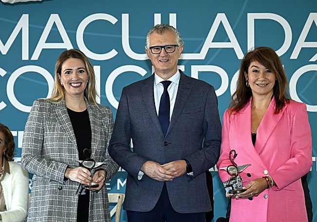 Las concejalas de San Javier y Cartagena, María del Mar Pérez (izq) y Cristina Mora (dcha), recogieron el premio de manos del consejero de Salud, Juan Luis Pedreño.