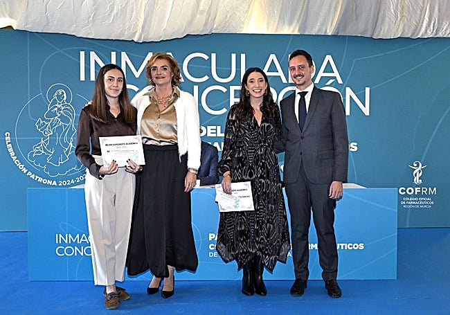 María Esperanza García y Ana Sánchez recogieron los premios a los Mejores expedientes académicos.