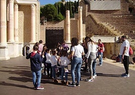 Niños realizando actividades en el Museo del Teatro Romano de Cartagena.