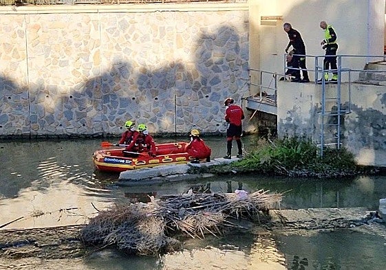 Momento en el que los bomberos realizan los trabajos de rescate del cadáver hallado este lunes en Orihuela.