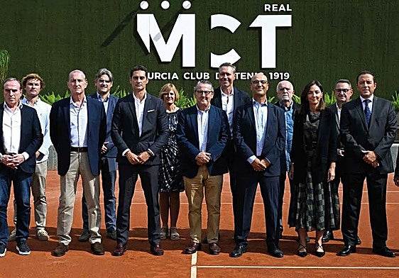 Francisco Martínez Ruiz, candidato a presidente del Real Murcia Club de Tenis 1919, en el centro de la imagen, rodeado por su equipo de trabajo.