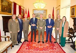 El teniente general, junto al alcalde, concejales y otros mandos del Ejército, durante su visita al Ayuntamiento.