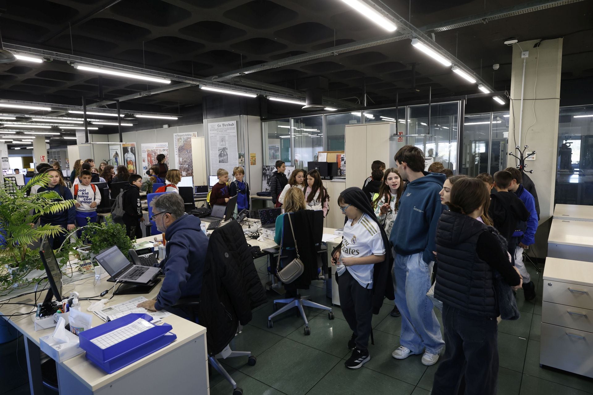 Visita del colegio Maestro Francisco Martínez Bernal de Molina a LA VERDAD, en imágenes