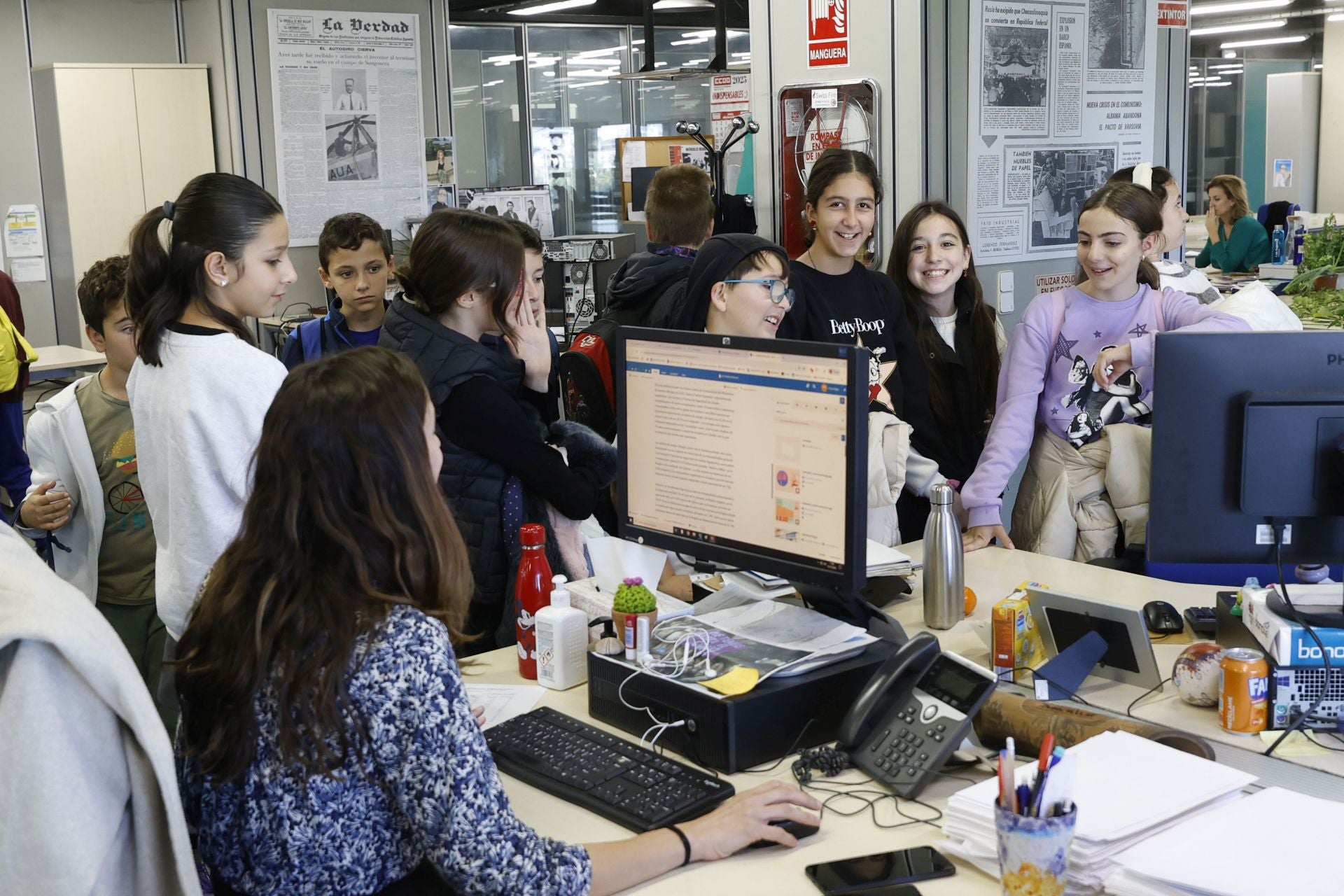 Visita del colegio Maestro Francisco Martínez Bernal de Molina a LA VERDAD, en imágenes
