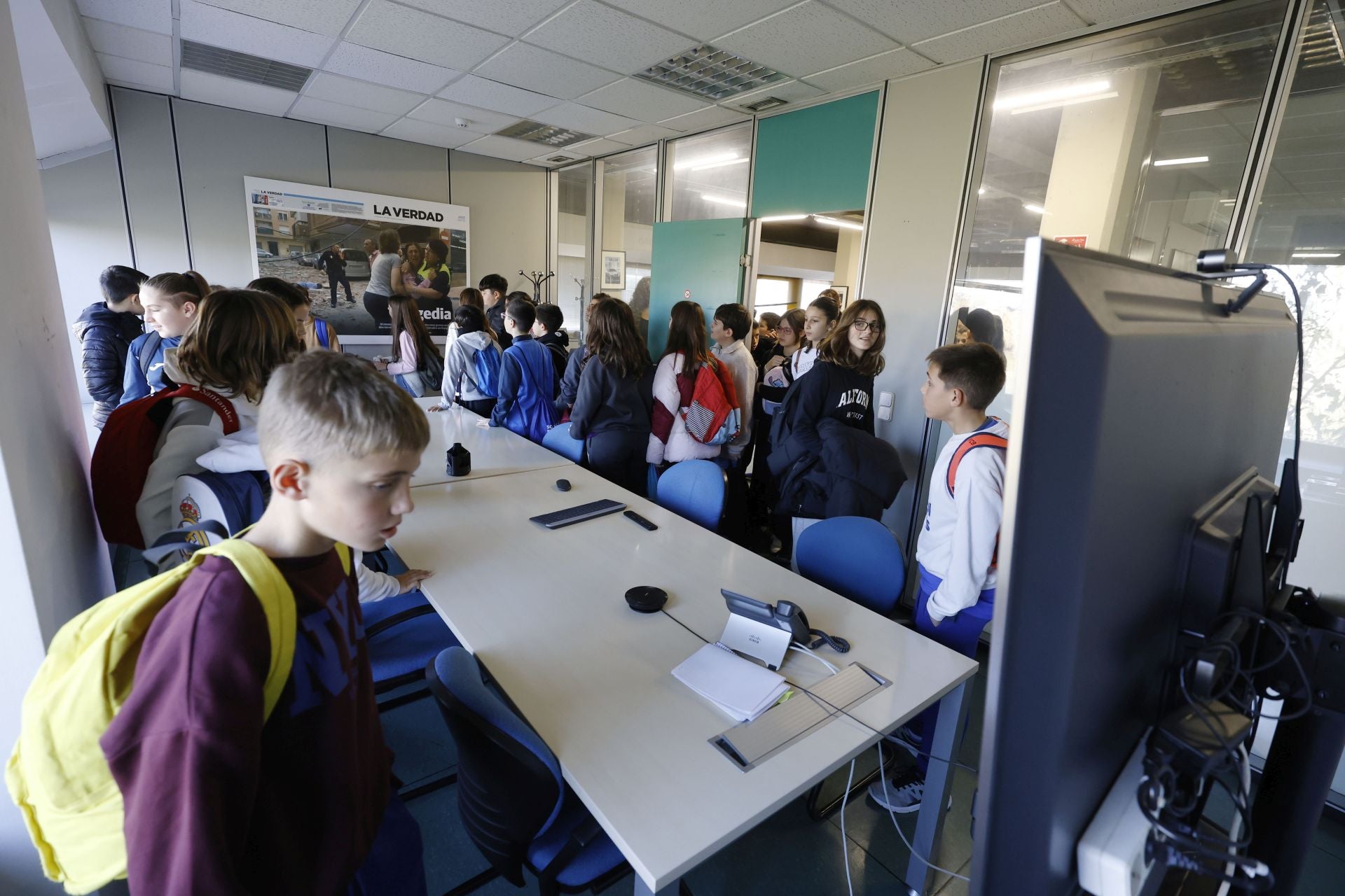 Visita del colegio Maestro Francisco Martínez Bernal de Molina a LA VERDAD, en imágenes