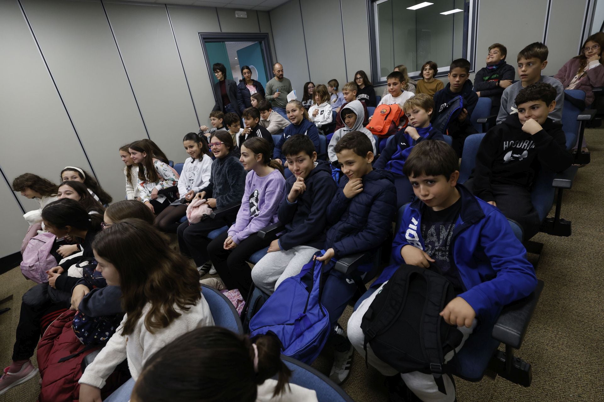 Visita del colegio Maestro Francisco Martínez Bernal de Molina a LA VERDAD, en imágenes