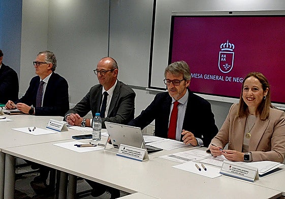 Juan José Pedreño, Víctor Marín, Luis Alberto Marín y Micaela Martínez, este martes en la Mesa de la Función Pública.