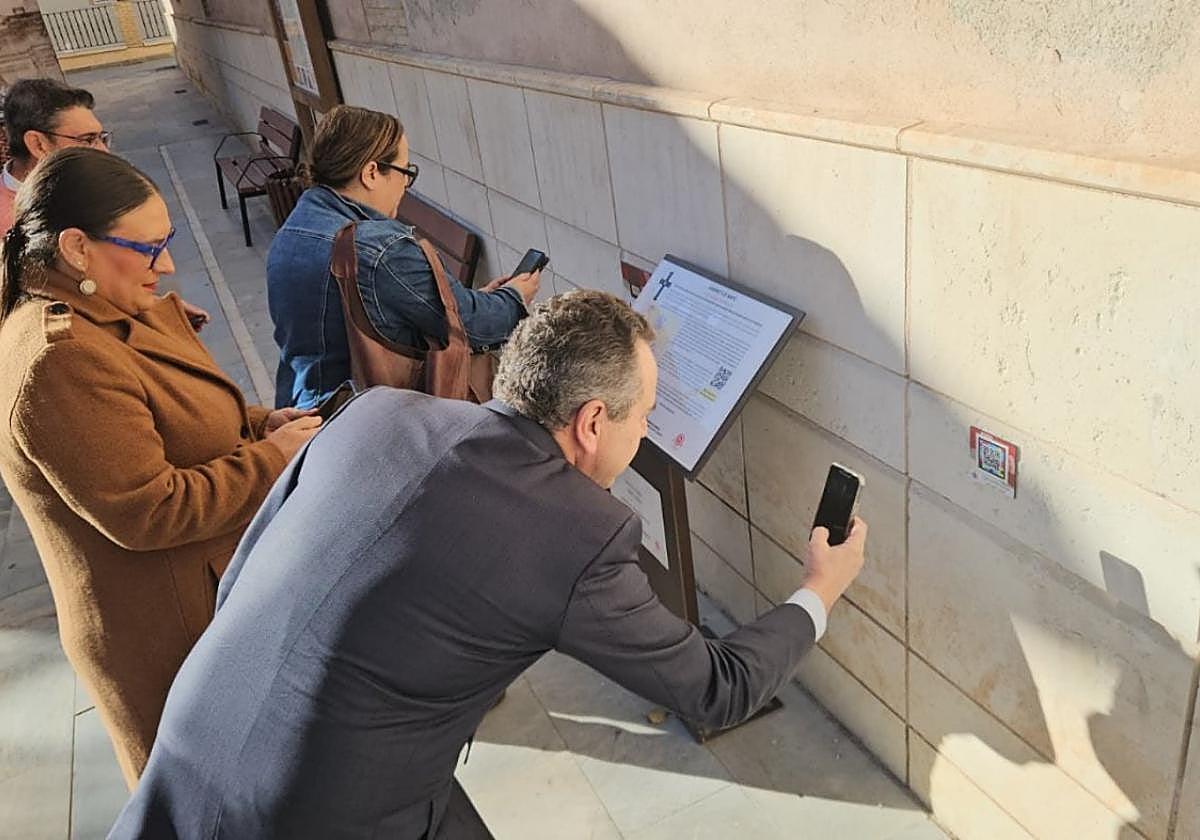 Eva Reverte y José Antonio Blasco acceden a uno de los cógidos QR instalados.