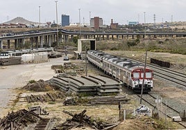 Un tren llega a la estación de ferrocarril de Cartagena, en una imagen de archivo.