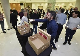 Un grupo de accionistas del Real Murcia, durante la votación de este martes en el antepalco del estadio Enrique Roca de Murcia.