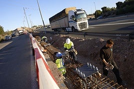 Construcción de la base para las pantallas anti ruidos en la Ronda Oeste, cerca del campus de Espinardo.