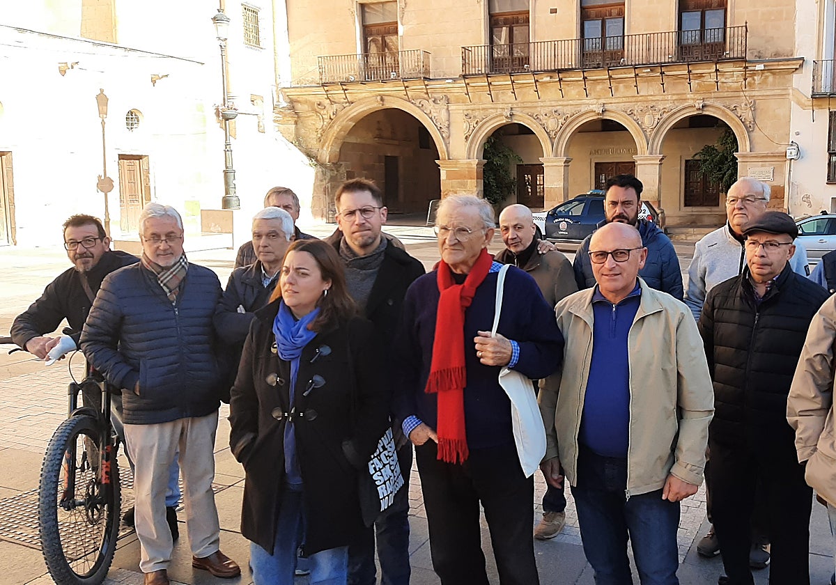 Pedro Costa Morata (con bufanda roja) con representantes de organizaciones sociales, ambientales y políticas.