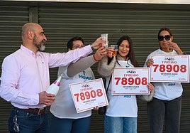 Trabajadores de una administración de Loterías celebran el primer premio del sorteo de 2025.