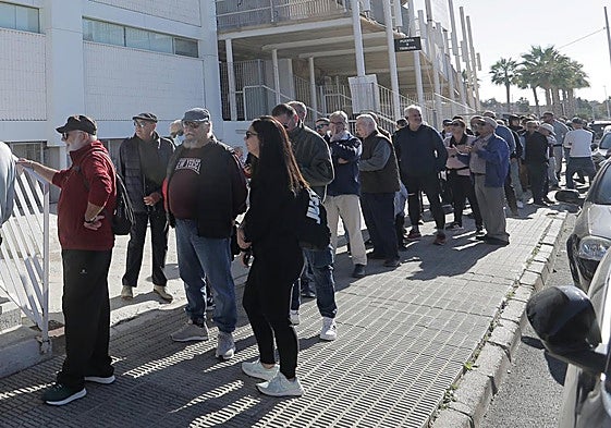 Decenas de aficionados del Cartagena hacen cola en el Cartagonova para comprar las entradas del derbi ante el Real Murcia.