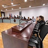 Las sillas de los dos concejales de Pleamar, vacías, ayer durante el Pleno extraordinario.