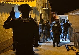 Miembros del operativo desplegado ayer en Mula para localizar puntos de cultivo de marihuana.