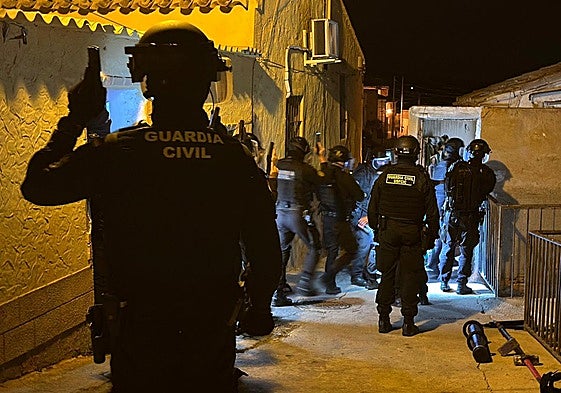 Miembros del operativo desplegado ayer en Mula para localizar puntos de cultivo de marihuana.