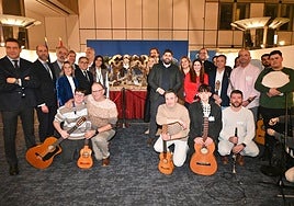 El presidente de la Comunidad, junto a la cuadrilla de Aledo, y junto a la presidenta del Parlamento Europeo, Roberta Metsola, durante la inauguración del belén tradicional instalado en el Parlamento Europeo.