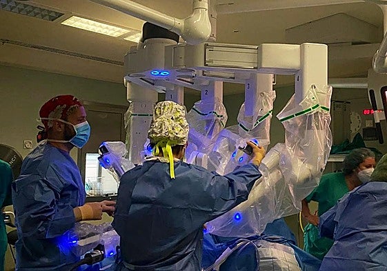Sanitarios durante una cirugía.