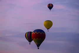 Globos aerostáticos surcan el cielo.