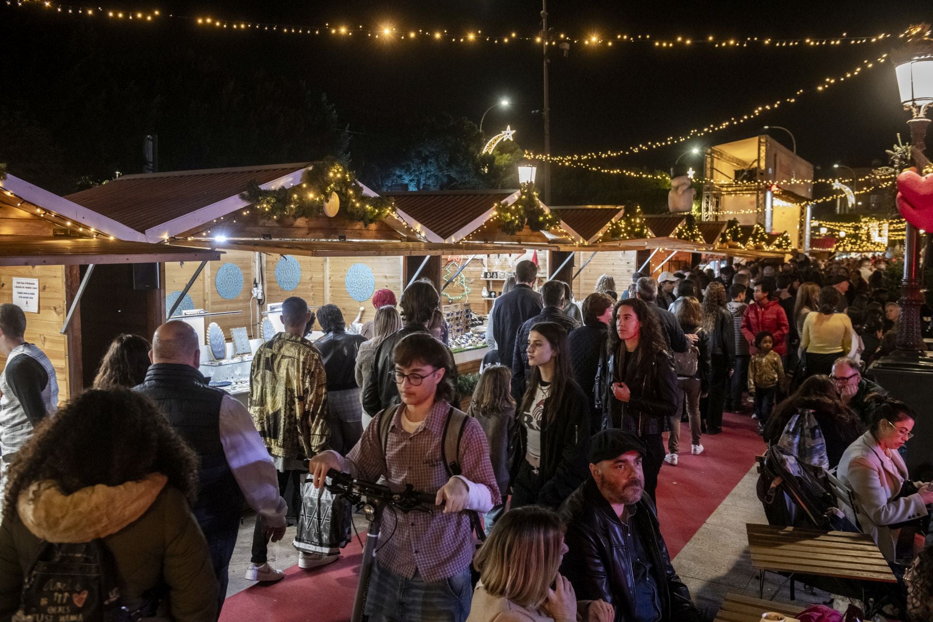 Mercadillo de Navidad ubicado en La Glorieta en Murcia.