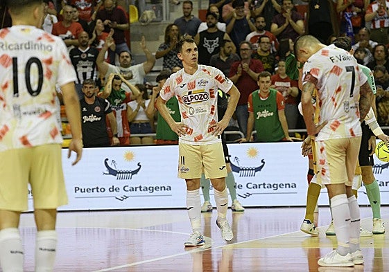 Jugadore de ElPozo cabizbajos tras la derrota ante el Jimbee.