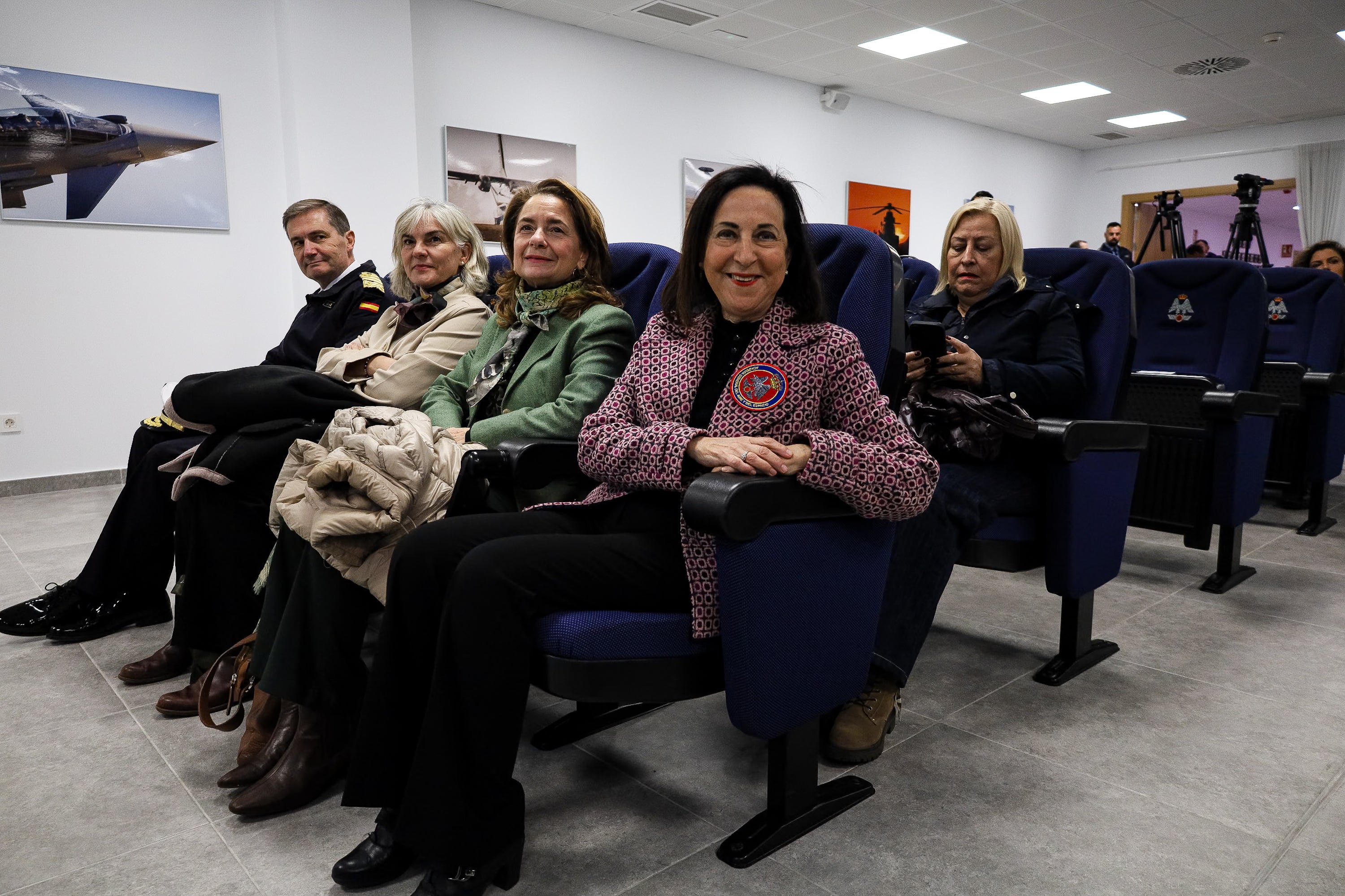 La visita de la ministra de defensa a la Academia General del Aire, en imágenes