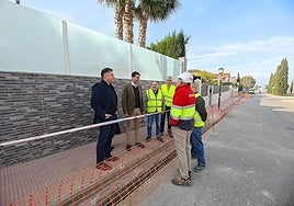 Francisco Hernández y José Ángel Alfonso visitan La Alcayna al inicio de los trabajos en una imagen de archivo.