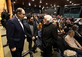 Pascual Martínez, gerente de la Fundación Cajamurcia; Manuel Madrid y Cristóbal Gabarrón, en el Auditorio de Fundación Cajamurcia.