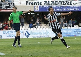 30/04/16. El atacante albinegro Juanlu Hens celebra con la grada su derechazo al Real Murcia, en el minuto 83, que dejó el derbi en Cartagena y sin liderato a los granas.