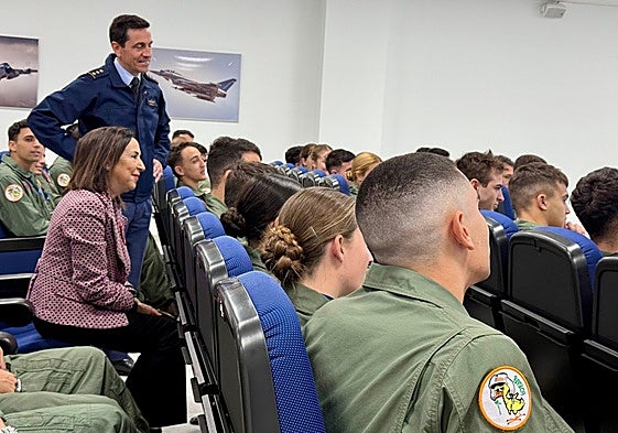 Robles y el director de la AGA con alumnos de cuarto curso, entre ellos la Princesa de Asturias.