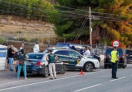 Agentes de la Guardia Civil, en el lugar donde fue hallado el cuerpo en un maletero.