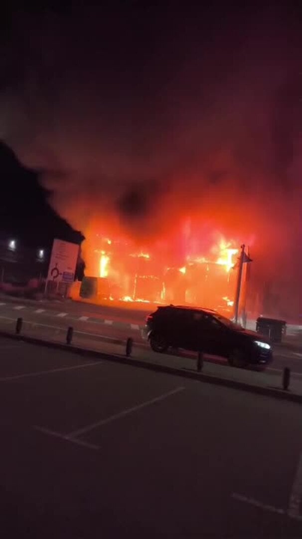 Un aparatoso incendio alerta a los vecinos de la pedanía murciana de Cobatillas