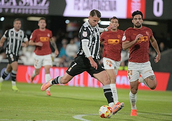 Calderón chutando a portería.