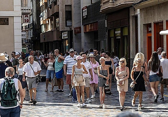 Visitantes en Cartagena, donde se registró la temperatura mínima más alta de la Región en noviembre.