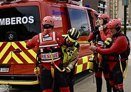 Bomberos en acción en una imagen de archivo.