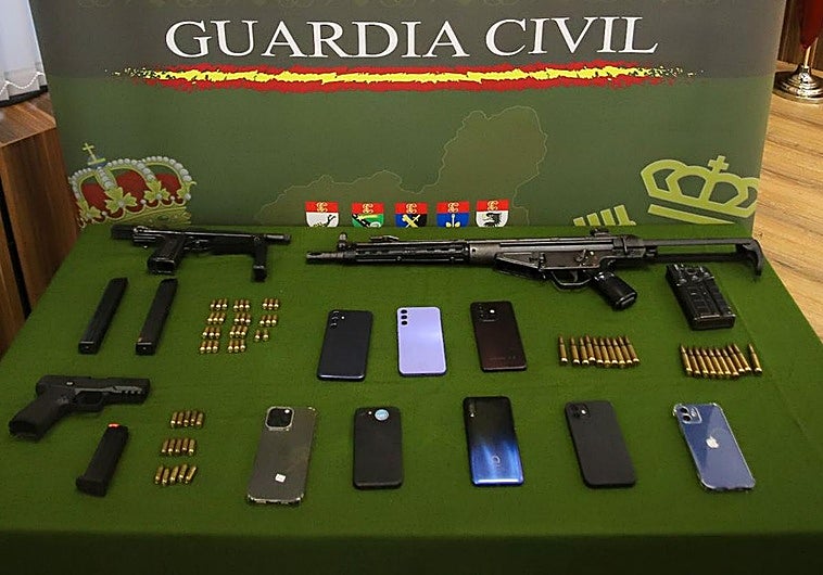 Las armas de guerra encontradas por la Guardia Civil.