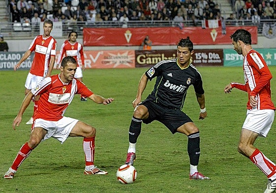 Cristiano Ronaldo intenta marcharse de dos defensores granas como Luciano y Albiol en la visita del Real Madrid al Enrique Roca en octubre de 2010, partido que acabó 0-0.